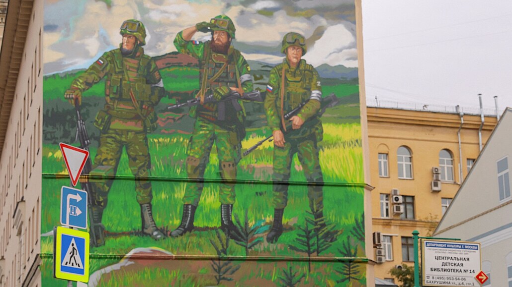 Proválená malba na budov v centru Moskvy