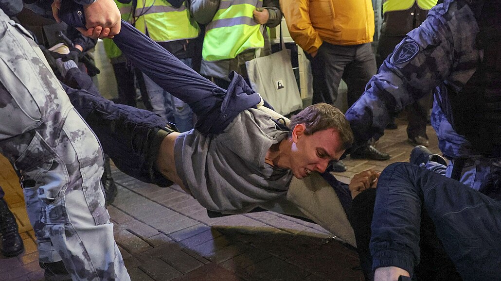 Ruští policisté v Moskvě zatýkají lidi, kteří přišli demonstrovat proti...