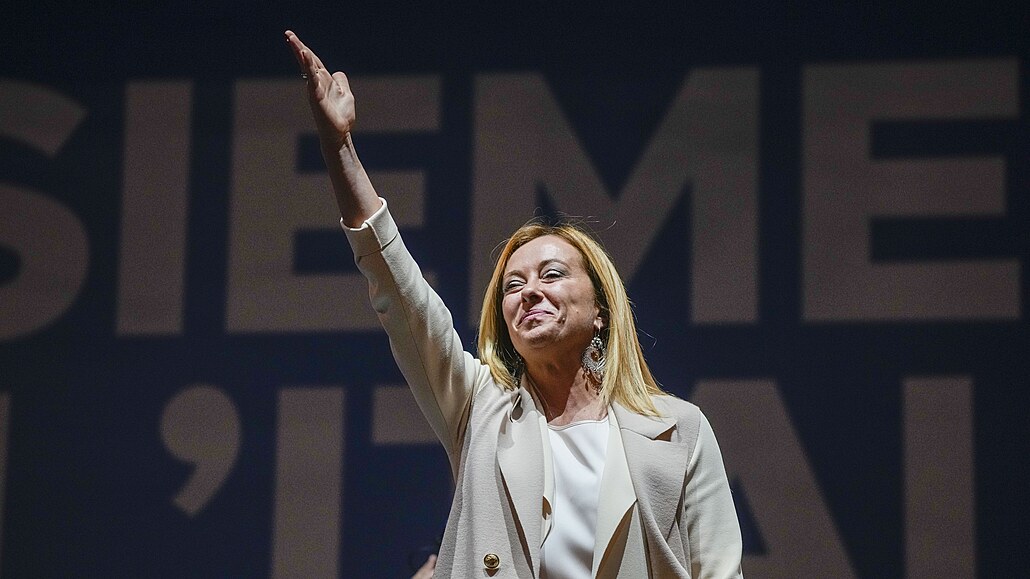 P�edsedkyn� strany Brat�i Itálie Giorgia Meloniová na záv�re�ném shromá�d�ní v...
