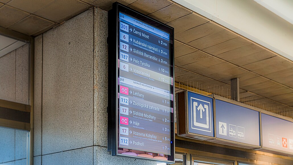 Nový LCD panel s odjezdy linek metra, bus� a tramvají v Hole�ovicích