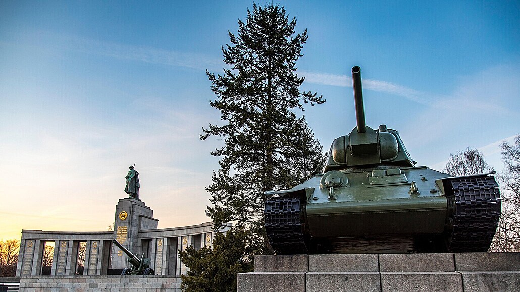 Pomník vojákm Rudé armády v berlínském Tiergartenu. Zdobí ho dokonce dva tanky...