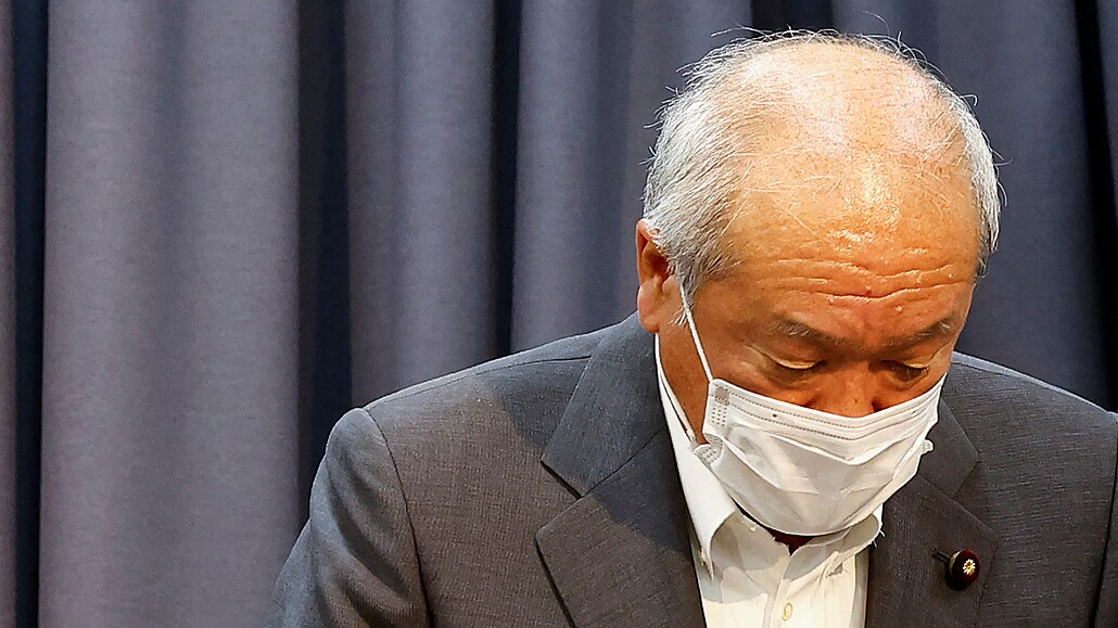 Japonský ministr financí Šuniči Suzuki se sklopenou hlavou. Země poprvé od roku...