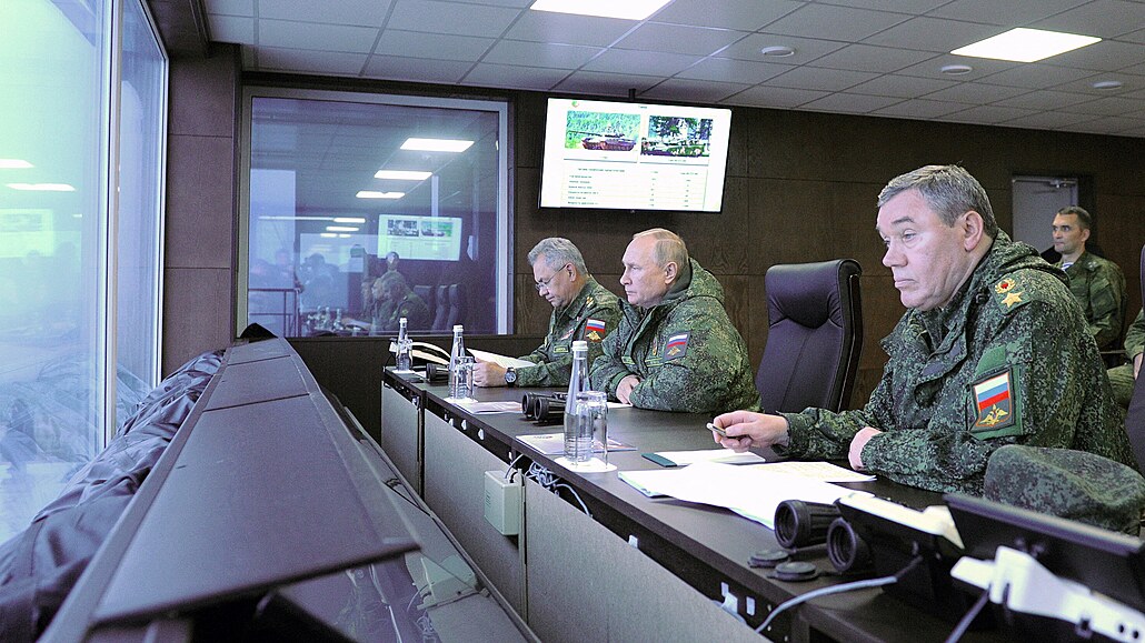 Ruský prezident Vladimir Putin dohlíí na rozsáhlé vojenské cviení Vostok 2022...