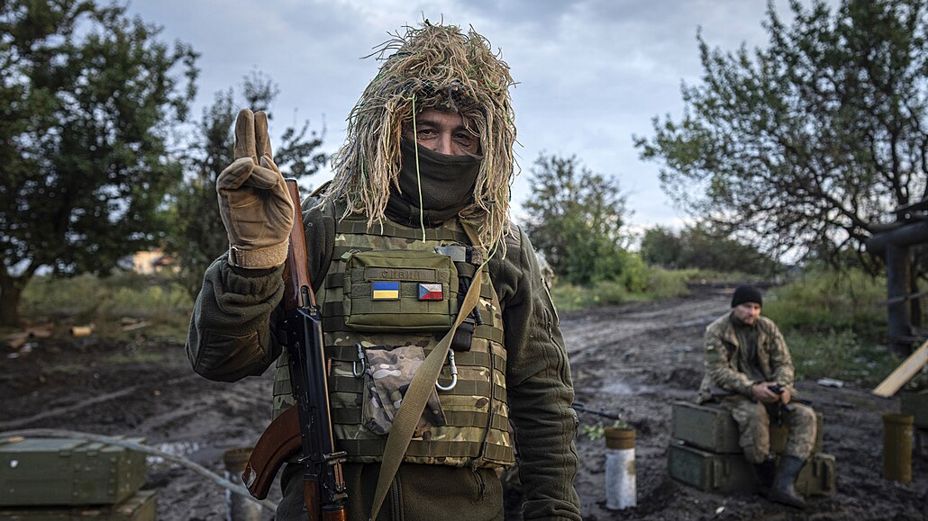 Voják střežící pozici na kontrolním stanovišti v nedávno znovu dobyté oblasti...