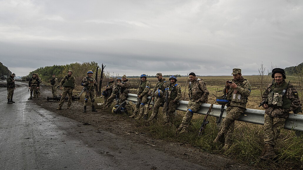 Ukrajintí vojáci odpoívají na bývalé ruské pozici v nedávno dobyté oblasti...