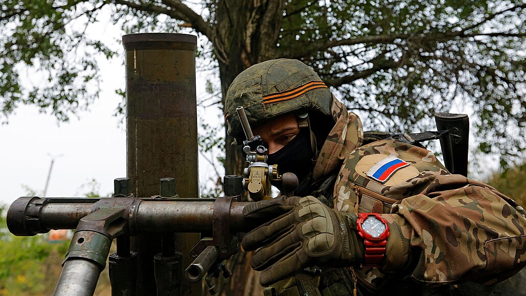 Voják samozvané separatistické Doněcké lidové republiky střílí z minometu...