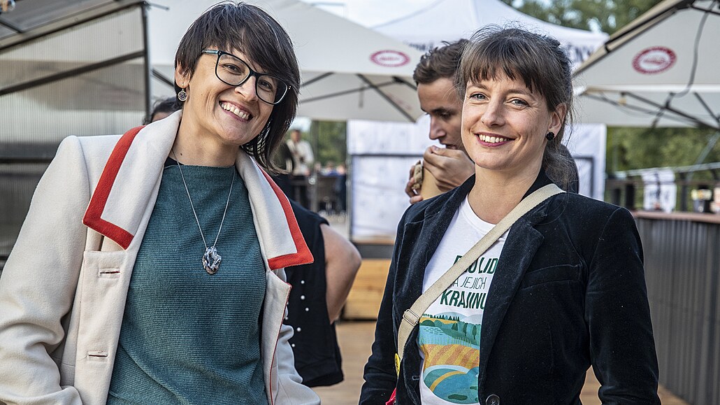 Pirátská kandidátka na senátorku Marta Martinová po boku sou�asné pirátské...