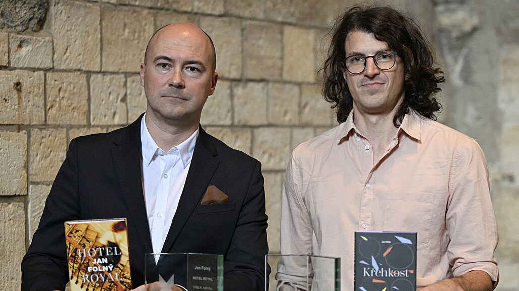 Vítězem 27. ročníku Literární ceny Knižního klubu se stal Jan Váňa (vpravo) za...