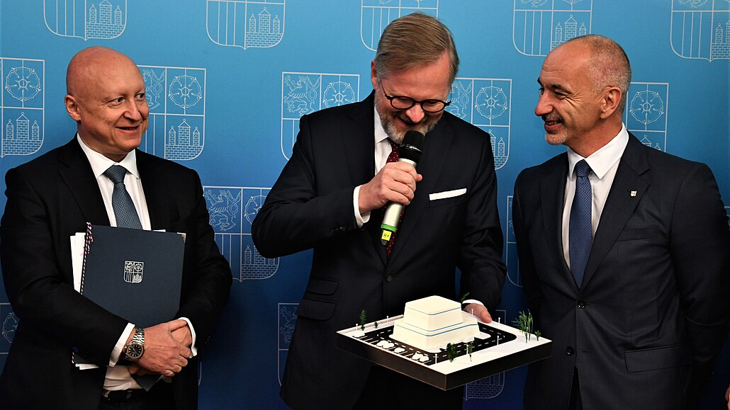 Premiér Petr Fiala (uprostřed) představuje model modulárního reaktoru. Vpravo...