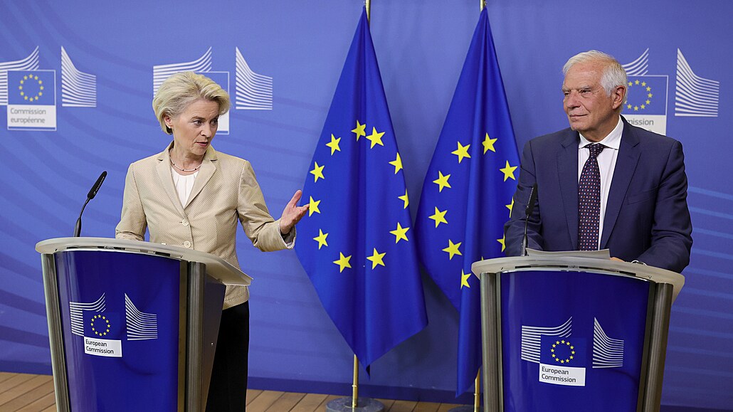 Předsedkyně Evropské komise Ursula von der Leyenová a šéf diplomacie EU Josep...