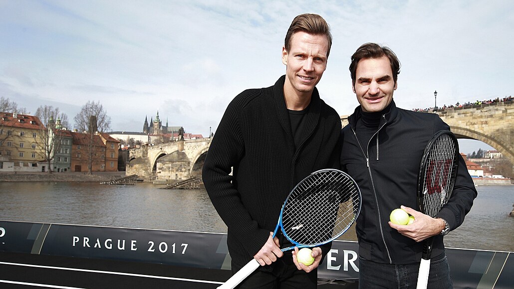 Tomáš Berdych (vlevo) a Roger Federer propagovali u Karlova mostu tenisový...