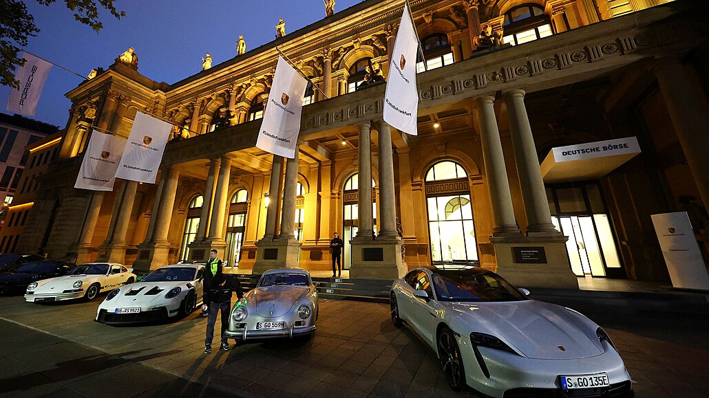 Auta německé značky Porsche stojí před budovou frankfurtské burzy před začátkem...