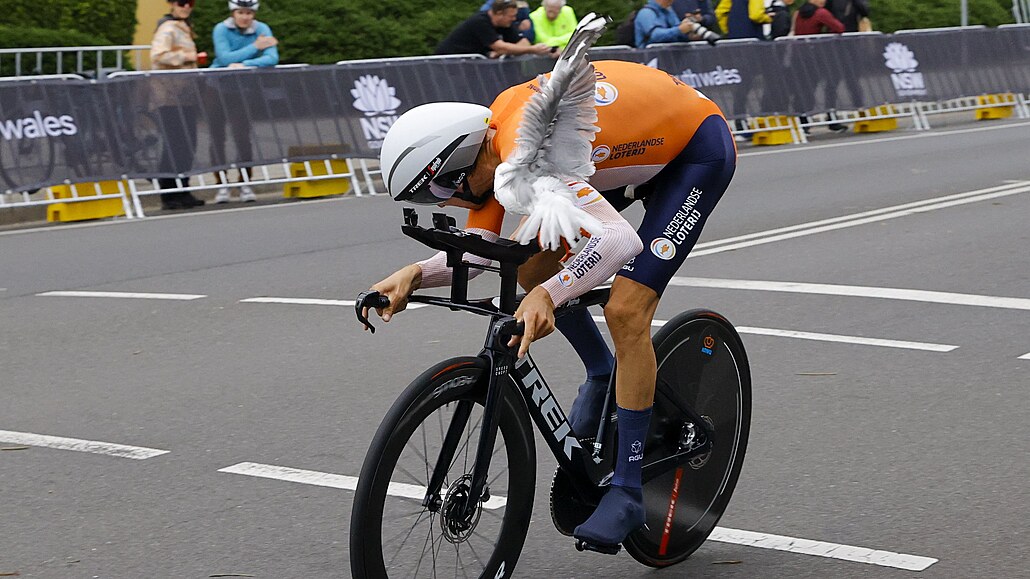 Nizozemského cyklistu Baukeho Mollemu napadl během smíšené časovky týmů na...