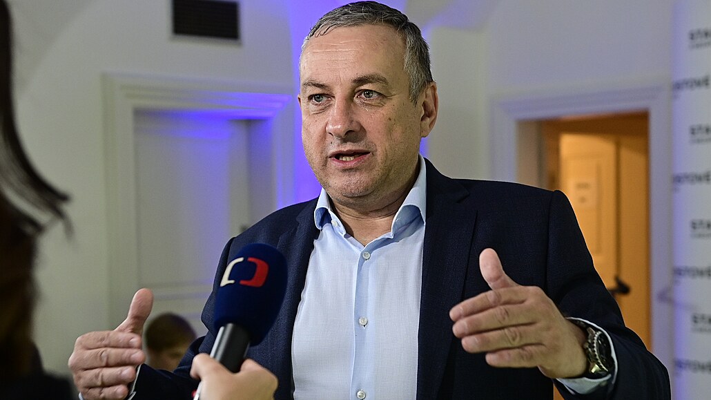 Do volebního �tábu STAN dorazil ministr pr�myslu a obchodu Josef Síkela. (24....