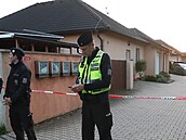 Policisté v Měšicích u Prahy šetří trojnásobnou vraždu a sebevraždu v rodinném...