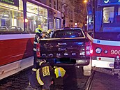 V Praze na Lazarské zůstalo zaklíněno auto mezi dvěma tramvajemi. (26. září...