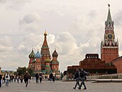 Lidé procházejí po Rudém náměstí poblíž Chrámu Vasila Blaženého v Moskvě. (21....