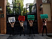 Aktivistky z hnutí Femen v Madridu protestovaly před íránskou ambasádou na...