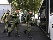 Ruští rekruti sedí v autobuse poblíž vojenského náborového střediska v...