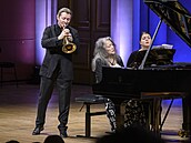Trumpetista Sergej Nakarjakov a pianistka Martha Argerichová na koncertě...