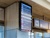 Nový LCD panel s odjezdy linek metra, busů a tramvají v Holešovicích
