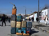 Afghánská benzinka. Kanystry s pohonnými hmotami určenými na prodej stojí na...