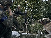 Ukrajinští vojáci připravují munici v nedávno osvobozením Kupjansku v...