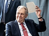 Prezident Miloš Zeman v letošních komunálních volbách odvolil v Lánech. (23....