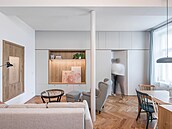 Nově vzniklý obývací pokoj s kuchyní odděluje od pracovny oboustranně funkční...