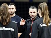 Reprezentaní trenér Giannis Athanasopoulos debatuje s hrákami na tréninku...