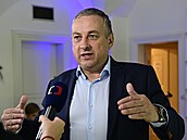 Do volebního štábu STAN dorazil ministr průmyslu a obchodu Josef Síkela. (24....