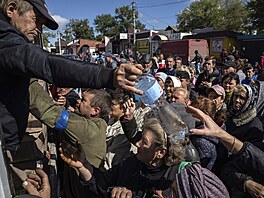 Obyvatele m�st Izjum dostávají vodu a potraviny z humanitární pomoci. (19. zá�í...