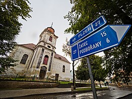 Blany leí na hlavním tahu atec - Plze. Na námstí stojí barokní kostel sv....