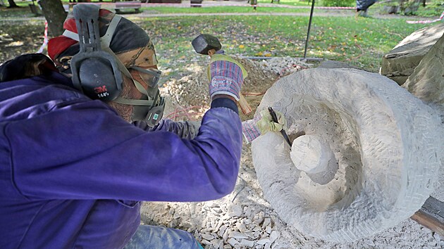 V A�i skon�ilo Mezin�rodn� socha�sk� sympozium Ko�eny. Po m�st� se te� objevuj� sochy, kter� v jeho pr�b�hu vznikly. Na sn�mku Pedro Jordan ze �pan�lska.