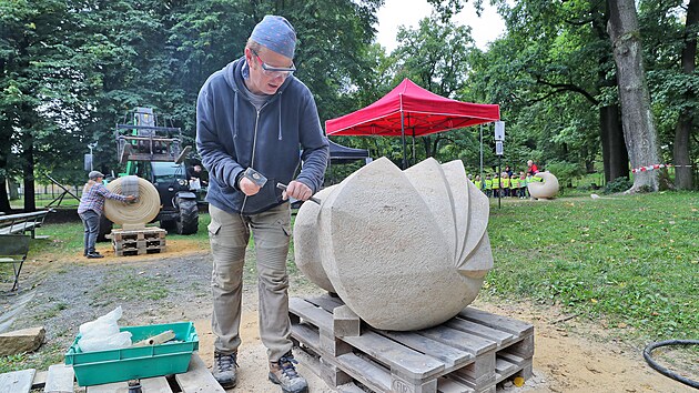 V A�i skon�ilo Mezin�rodn� socha�sk� sympozium Ko�eny. Po m�st� se te� objevuj� sochy, kter� v jeho pr�b�hu vznikly. Na sn�mku V�clav Kyselka.