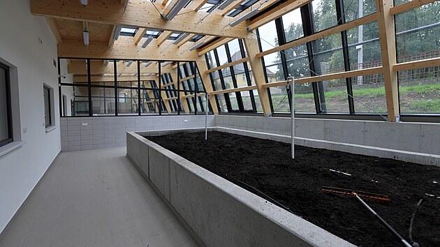 Dokončování nového skleníku v novém objektu Domu dětí a mládeže Sova v Chebu.