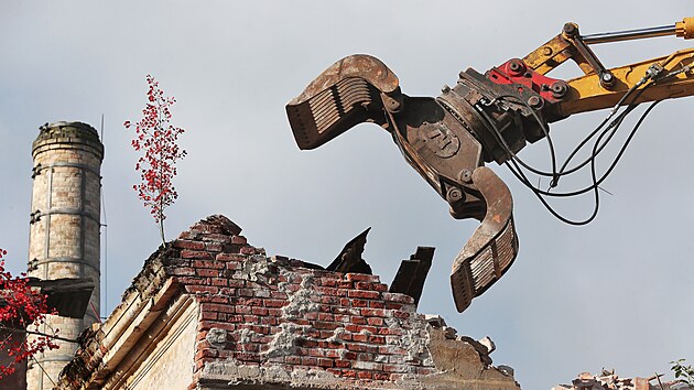 Zaala sten demolice objektu bval porcelnky v Jakubov na Karlovarsku, jej st stechy a zdi se letos v ervenci ztila na pilehlou hlavn silnici. (26. z 2022)