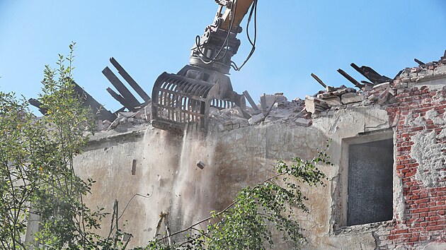 Začala částečná demolice objektu bývalé porcelánky v Jakubově na Karlovarsku, jejíž část střechy a zdi se letos v červenci zřítila na přilehlou hlavní silnici. (26. září 2022)