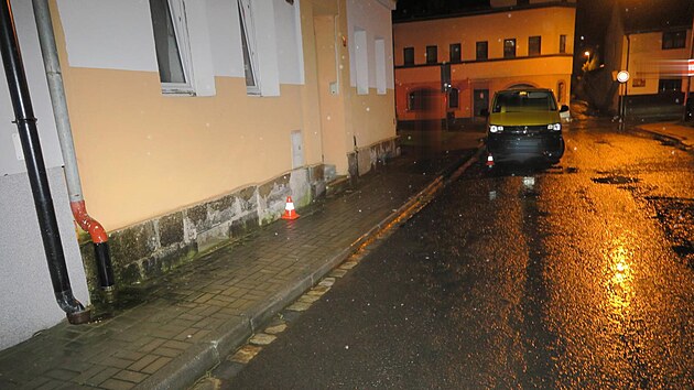 Opilá řidička v Kraslicích nabourala do dvou aut a zdi domu.