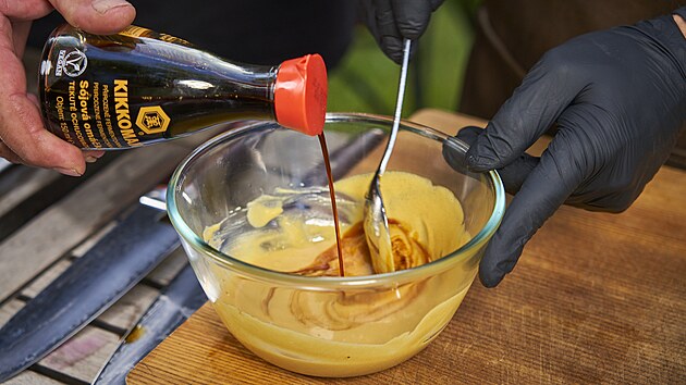 Do misky vložíme dijonskou hořčici, do které postupně vmícháme olivový olej, Kikkoman omáčku a překrájený čerstvý rozmarýn.