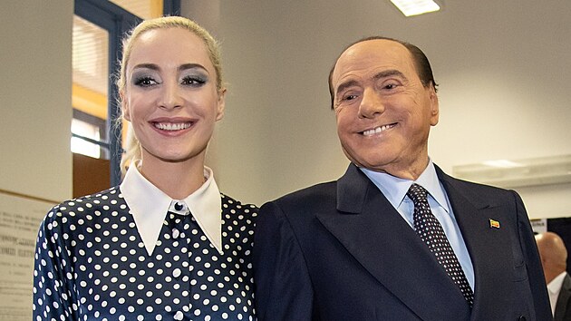 Silvio Berlusconi a jeho ptelkyn Marta Fascinaov bhem italskch voleb (25. z 2022)