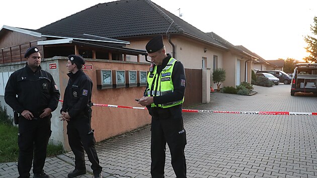 Policisté v Měšicích u Prahy šetří trojnásobnou vraždu a sebevraždu v rodinném domě. (26. září 2022)