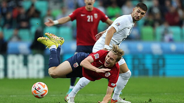 Nor Kristian Thorstvedt pad po souboji se Slovnicem Adamem Gnezdou erinem.