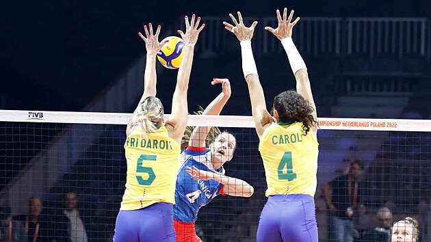 Gabriela Orvoov to mezi brazilskm blokem na volejbalovm MS.