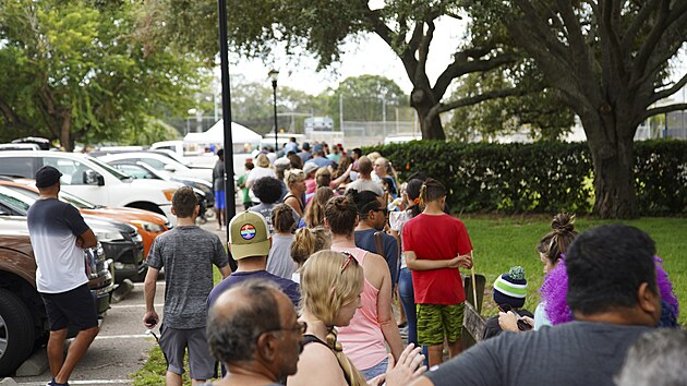 Obyvatelé Tampy čekají více než 2 hodiny, aby si mohli naplnit 10 bezplatných pytlů s pískem. Úřady a obyvatelé Floridy bedlivě sledují tropickou bouři Ian. (25. září 2022)