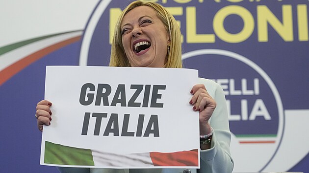 Vůdkyně krajně pravicové strany Bratři Itálie Giorgia Meloniová oslavuje vítězství ve volebním štábu v Římě. (26. září 2022)