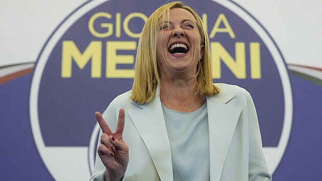 Vůdkyně krajně pravicové strany Bratři Itálie Giorgia Meloniová oslavuje vítězství ve volebním štábu v Římě. (26. září 2022)