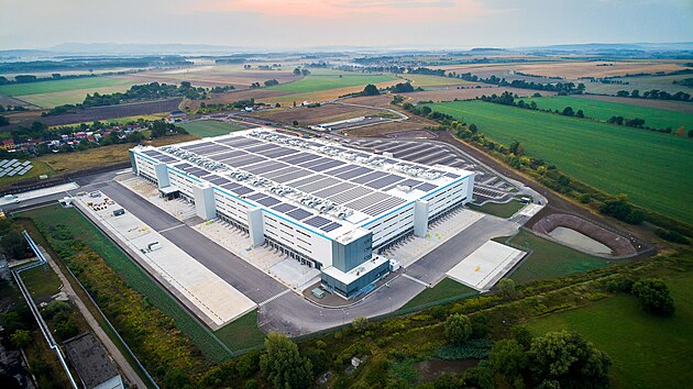 Stavitel prmyslovch hal Panattoni pedal spolenosti Amazon do uvn uniktn logistick centrum v Kojetn. Pohled na fotovoltaickou elektrrnu na stee budovy.