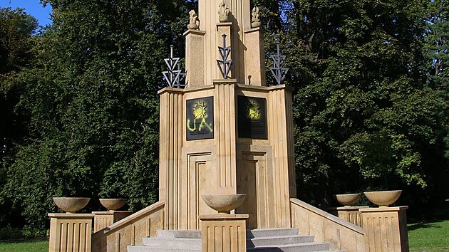 V pátek 23. září začali olomoučtí policisté hledat pachatele, který postříkal Památník Rudé armády na okraji parku nedaleko centra Olomouce.