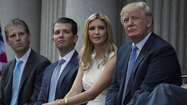 Donald Trump a jeho ti dti. Z leva Eric Trump, Donald Trump Jr. a Ivanka Trumpov. (23. ervence 2021)